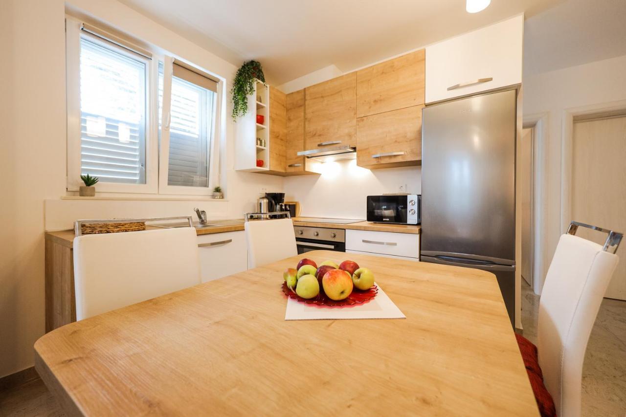 Apartmani Lelu Pridraga Exterior foto
